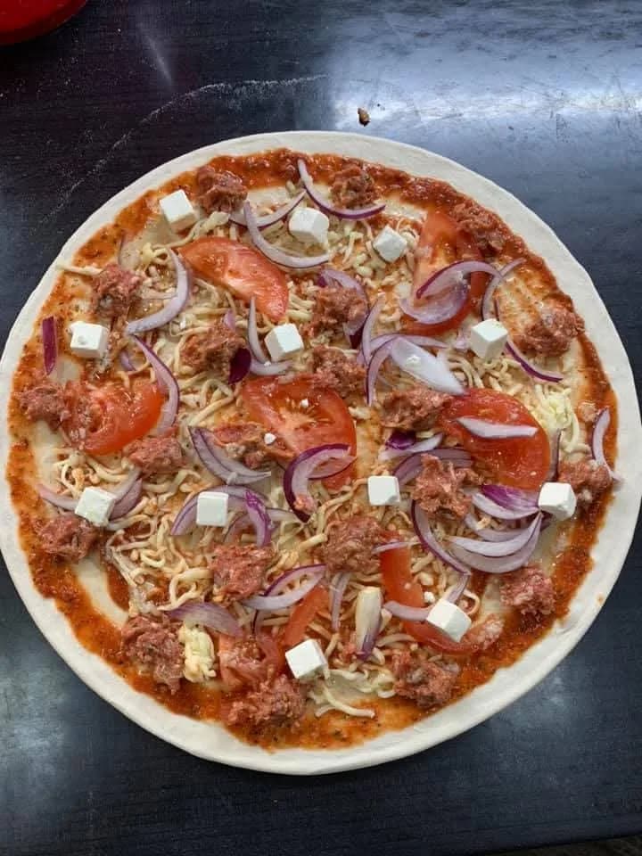 Pizza Rhodos med köttfärs, fetaost, rödlök och färska tomater — Kärna Pizzeria
